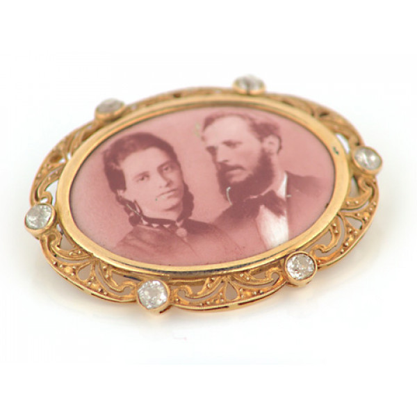 Gold Photo Brooch adorned with 6 Diamonds