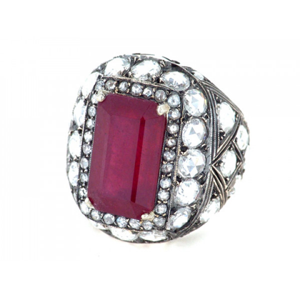 White Gold Ring adorned with a Ruby and Diamonds