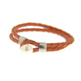 Leather Bracelet with a White Pearl