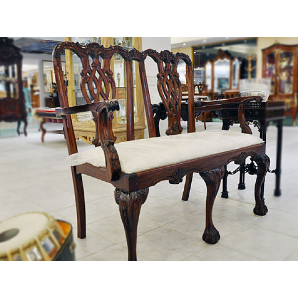 Chippendale Sofa made of Walnut